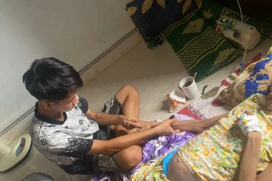 Xót xa cảnh chàng trai chăm ngoan bất lực bên người mẹ tiều tụy nằm chờ chết