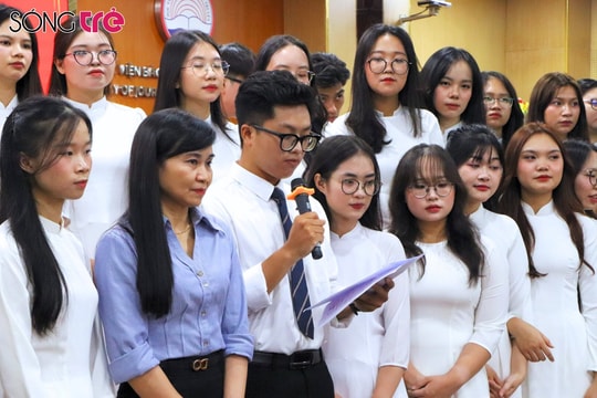 Học viện Báo chí tổ chức lễ kết nạp Đảng cho 55 quần chúng ưu tú khóa 41 Viện Báo chí - Truyền thông