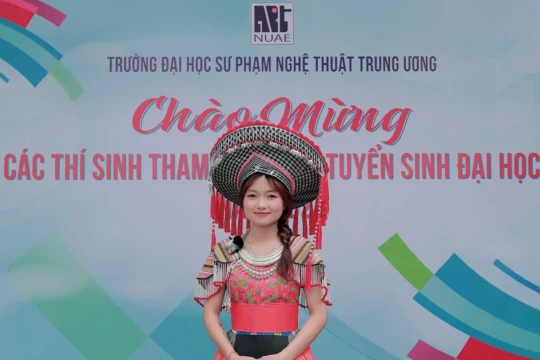 Thí sinh vận trang phục đẹp mắt thi năng khiếu vào Trường ĐH Sư phạm Nghệ thuật Trung ương
