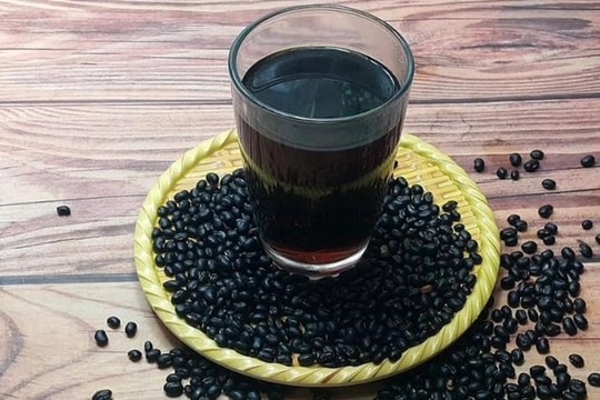 Điều gì xảy ra với cơ thể nếu uống nước đậu đen thay nước lọc mỗi ngày?