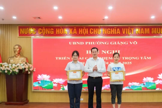 Khen thưởng học sinh đạt thành tích cao kỳ thi vào lớp 10 ở Hà Nội