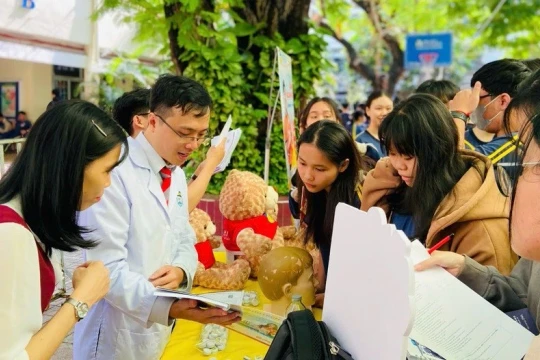 Học Y ở trường nghề: 'Lối tắt' đến thành công?