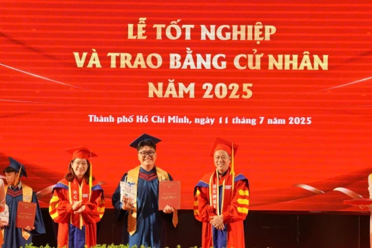 Thầy Hiệu trưởng nhắn gửi hai giá trị cốt lõi cho hành trình của tân cử nhân