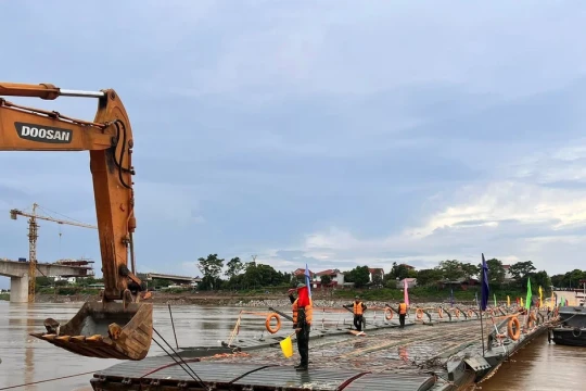 Tạm dừng vận hành cầu phao Phong Châu