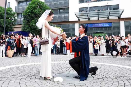 Màn cầu hôn gây sốt của nam sinh ngay trong ngày tốt nghiệp đại học