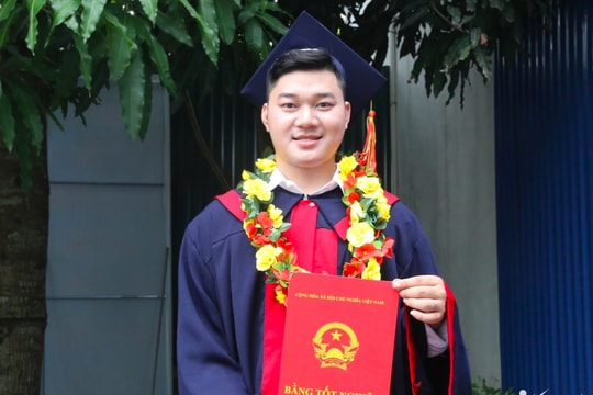 Bố mẹ không biết chữ, con trai vượt hành trình 600km tốt nghiệp thủ khoa đại học