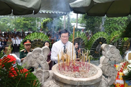 Nguyên Chủ tịch nước Trương Tấn Sang viếng các Anh hùng liệt sĩ tại Vị Xuyên