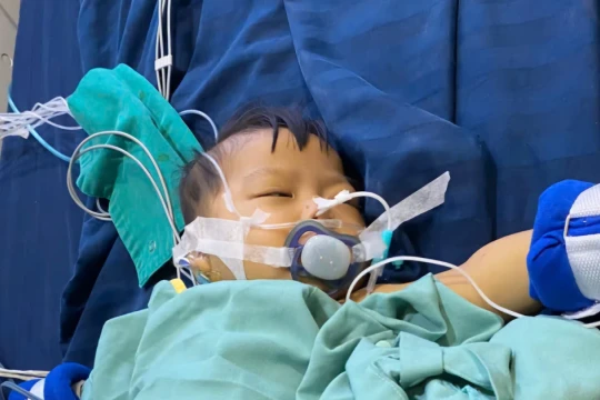 Tiếng khóc xé lòng của bé 7 tháng tuổi sự sống như treo trên sợi chỉ mong manh!
