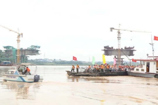 Tạm dừng vận hành phà quân sự khu vực cầu phao Phong Châu
