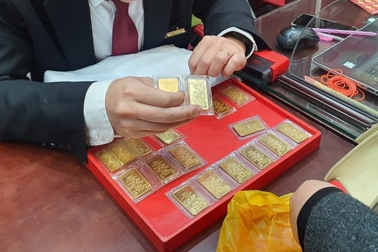 Giá vàng liên tục tăng, nhà đầu tư nên mua vào hay bán ra?