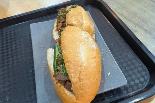 Bánh mì 208.000 đồng ở sân bay Nội Bài: Cần làm rõ, không để khách bị bắt chẹt