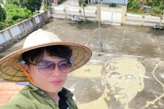 Về quê phơi lúa, thanh niên Tuyên Quang tạo hình Bác Hồ lan tỏa tình yêu Tổ quốc