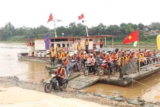 Phà quân sự thay thế cầu phao Phong Châu ở Phú Thọ hoạt động bình thường