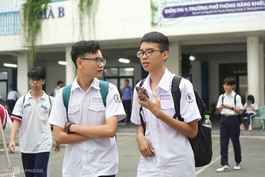 Phụ huynh, giáo viên mong cấm điện thoại trong trường