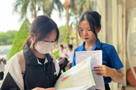 Thí sinh thi lại đại học vì giám thị quên... phát giấy nháp