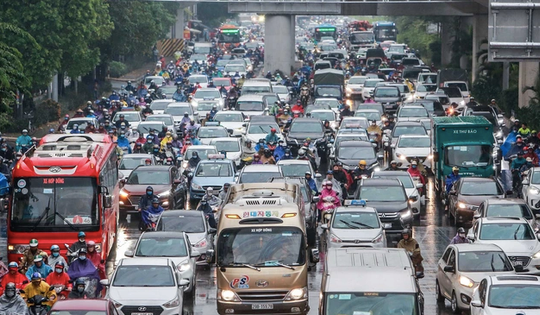Hà Nội cần làm gì trước khi cấm xe máy chạy xăng trong Vành đai 1?