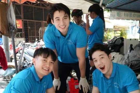 Nam vương Tuấn Ngọc tự tay nấu hơn 500 phần ăn gửi tặng bệnh nhi