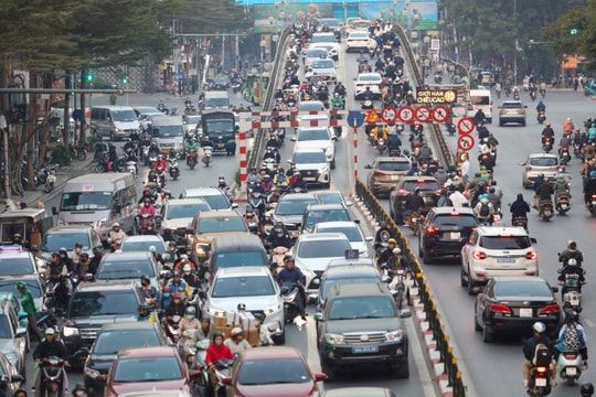 'Hà Nội cần hỗ trợ người dân chuyển đổi phương tiện khi cấm xe máy xăng'
