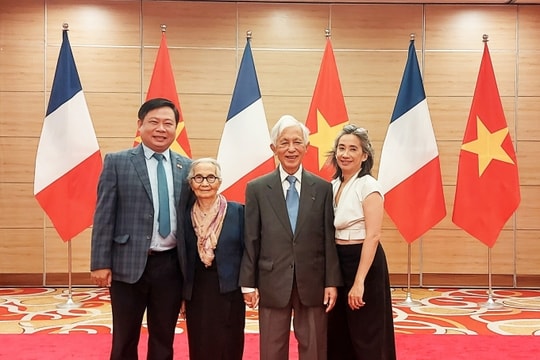 Vợ chồng GS Trần Thanh Vân được thăng hạng Huân chương Bắc đẩu Bội tinh