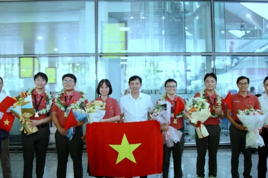Bộ GD&ĐT đón đội tuyển Olympic Hóa học quốc tế về nước với thành tích xuất sắc