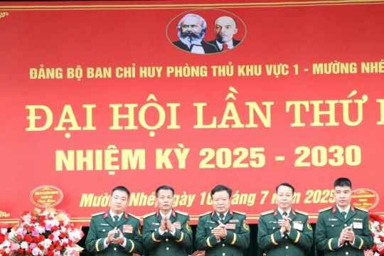 Những người lính nơi biên cương Mường Nhé 'nâng bước em đến trường'
