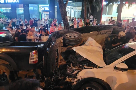 Tai nạn nghiêm trọng ôtô đâm liên hoàn ở Hà Nội, nhiều nạn nhân thương vong