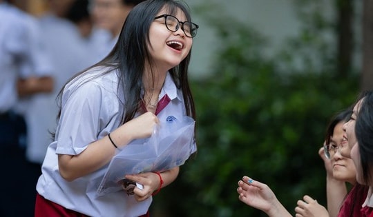 Phân tích PHỔ ĐIỂM 2025: Chuyên gia dự đoán điểm chuẩn trúng tuyển đại học