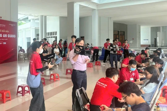 Thầy cô giáo ở An Giang cùng tham gia hiến máu tình nguyện