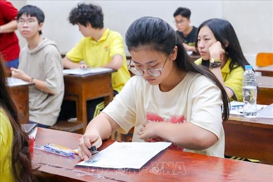 Phổ điểm thi tốt nghiệp THPT 2025: Dự đoán điểm chuẩn xét tuyển đại học giảm