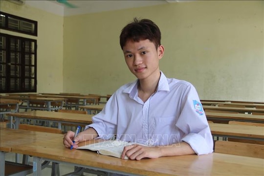 Nghị lực vượt khó của nam sinh thủ khoa tổ hợp A00