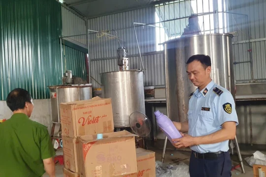 Phạt 180 triệu đồng, tiêu hủy nước giặt giả mạo nhãn hiệu nổi tiếng
