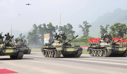 Ngắm xe tăng, tên lửa hợp luyện chuẩn bị cho diễu binh đại lễ 2/9