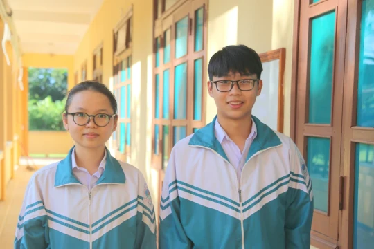 Đôi bạn ở ngôi trường truyền thống 50 năm có điểm khối A00 cao nhất Quảng Trị