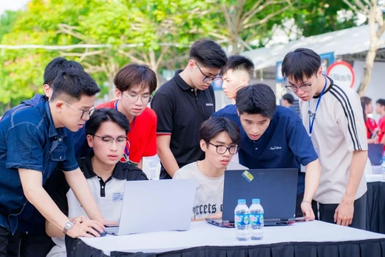 Gần 200 sinh viên tranh tài lập trình tại cuộc thi CodeFest 2025
