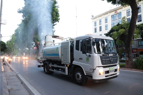 Cận cảnh "pháo xa sương mù" hoạt động trên các tuyến phố Hà Nội