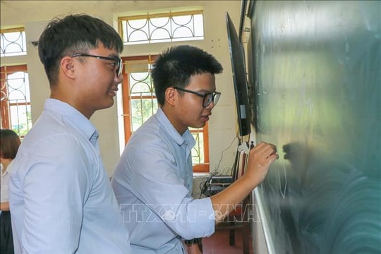 Thủ khoa 'toàn năng' truyền cảm hứng trong học đường