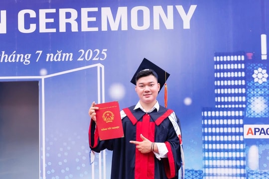 Chàng trai Hà Nhì tốt nghiệp thủ khoa Học viện Hành chính và Quản trị công