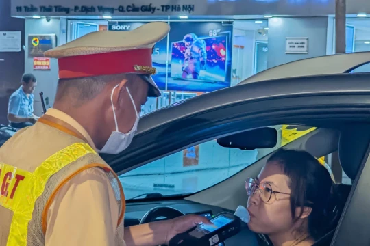 Cảnh sát hóa trang xử lý 'ma men'