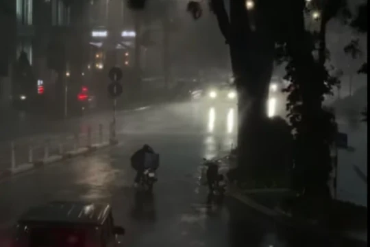Vì sao bão chưa vào, miền Bắc đã hứng mưa dông dữ dội?