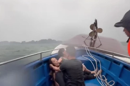 Cận cảnh cứu hộ tàu lật trên vịnh Hạ Long, đã cứu được 12 người, vớt 3 thi thể