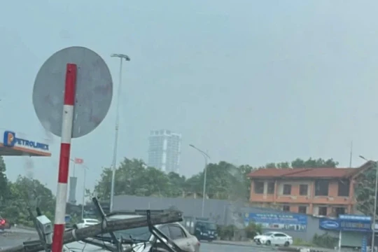 Mưa giông cực lớn do ảnh hưởng bão số 3, nhiều ô tô bị hư hỏng nặng