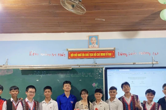 Cô giáo trẻ vùng cao dạy học trò phân biệt giữa văn hóa và hủ tục