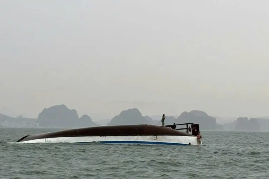 Lật tàu du lịch trên vịnh Hạ Long, nhiều người gặp nạn