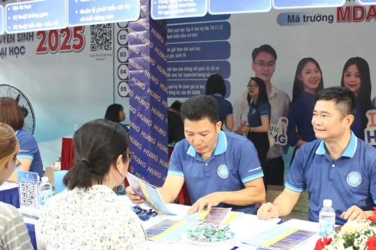 Trường ĐH Mỏ - Địa chất mang đá quý làm giáo cụ trực quan cho thí sinh