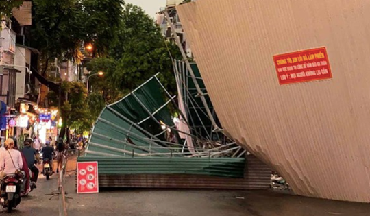Rào chắn tòa nhà "hàm cá mập" đổ sập, 2 du khách nước ngoài bị thương