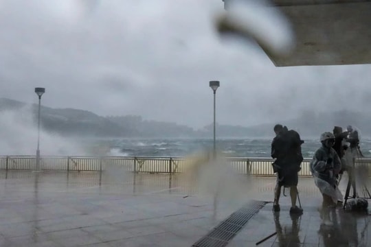 Bão Wipha hiện đang ở đâu? Nhiều nơi “căng mình” trước cơn bão dữ dội, chuyến bay bị hoãn, người dân được khuyến cáo ở trong nhà