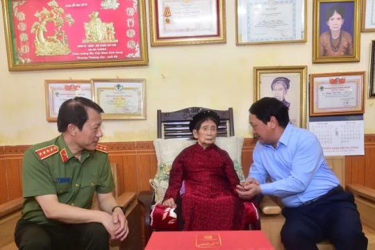 Bộ trưởng Bộ Công an thăm, tặng quà Mẹ Việt Nam Anh hùng Nguyễn Thị Nhớn