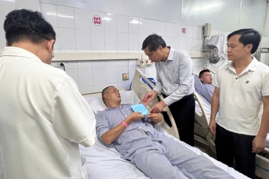 Quảng Ninh hỗ trợ các nạn nhân trong vụ lật tàu trên vịnh Hạ Long