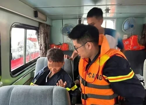 Bé trai 10 tuổi sống sót trong vụ lật tàu ở Quảng Ninh: ‘Khoảnh khắc diễn ra quá nhanh…’