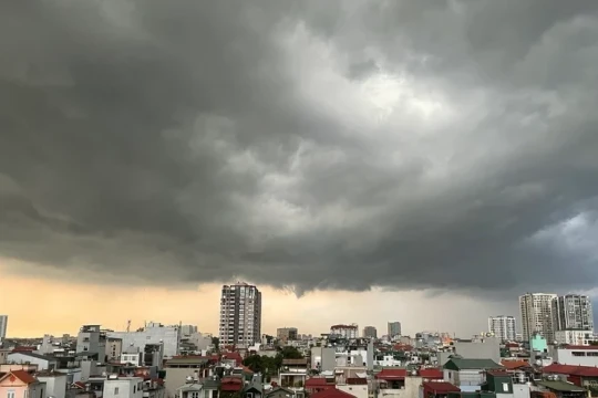 Cảnh báo dông lốc, mưa đá và mưa lớn cục bộ ở Hà Nội